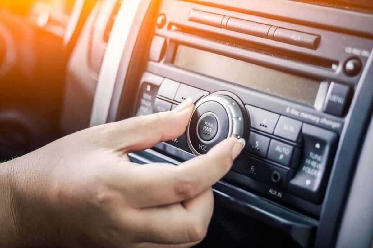 una persona sosteniendo una radio en un automóvil