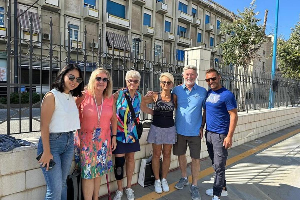 un gruppo di persone in piedi davanti a un edificio