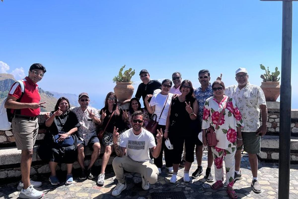 un gruppo di persone in posa per una foto in cima alla montagna