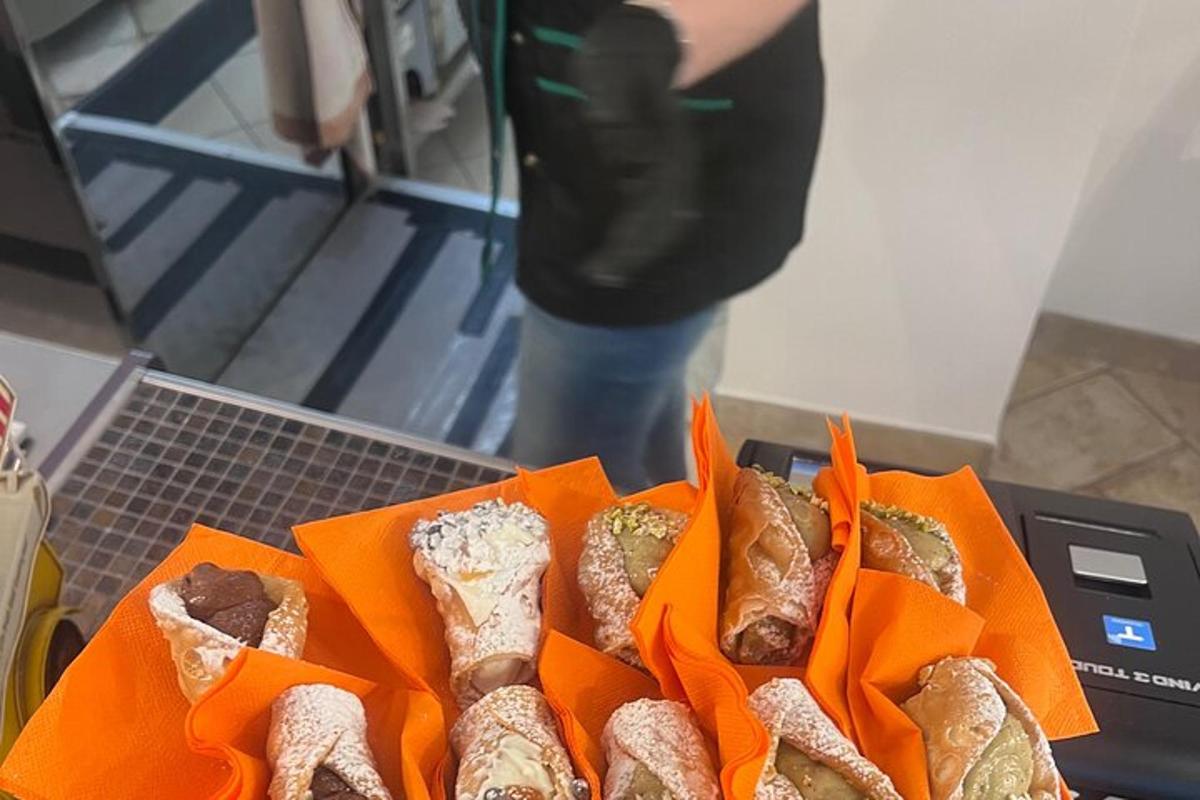 fullt af mismunandi tegundum af kökum á borði
