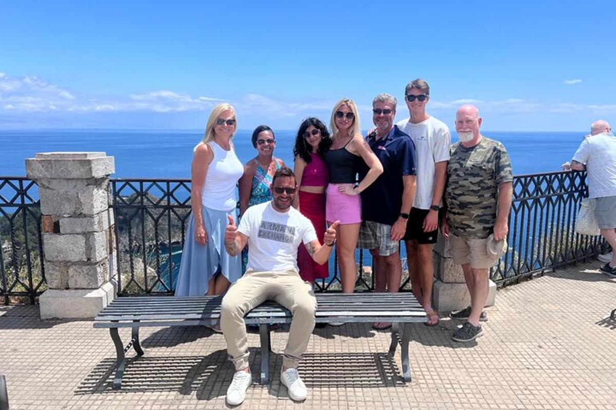 un gruppo di persone in posa per una foto su una panchina