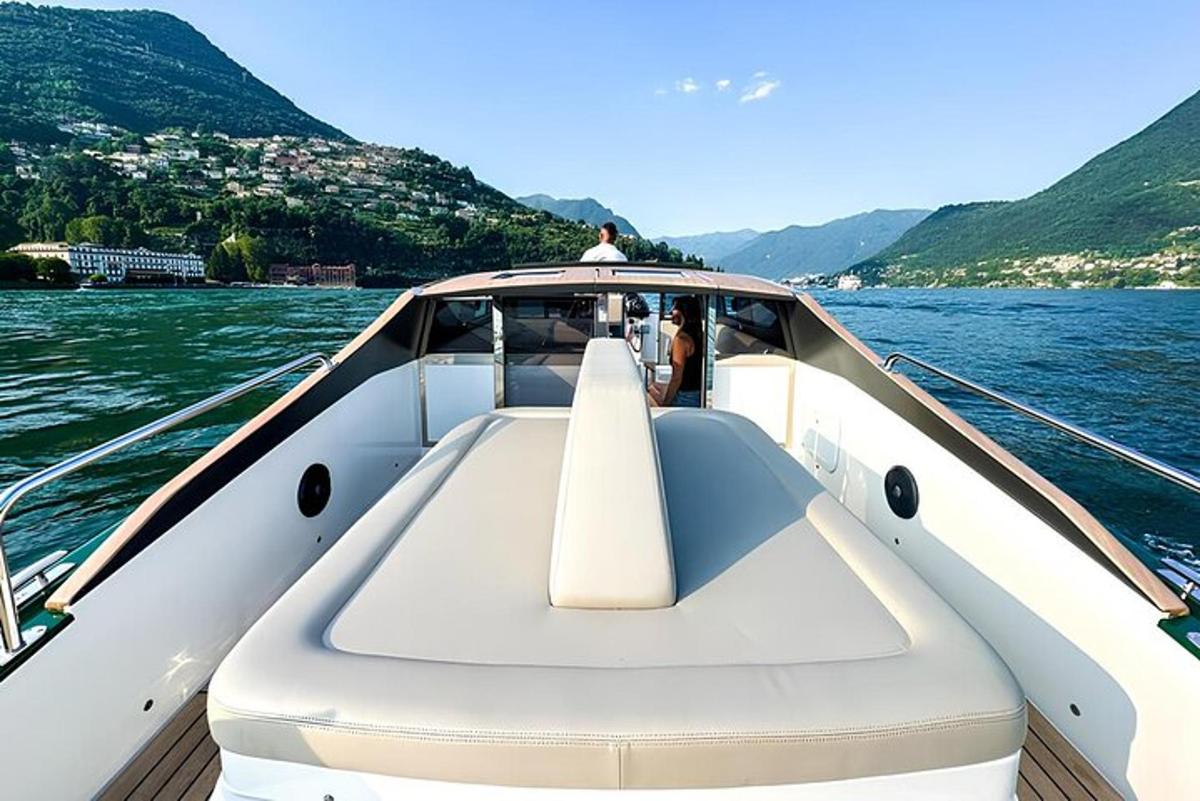 una barca bianca su uno specchio d'acqua