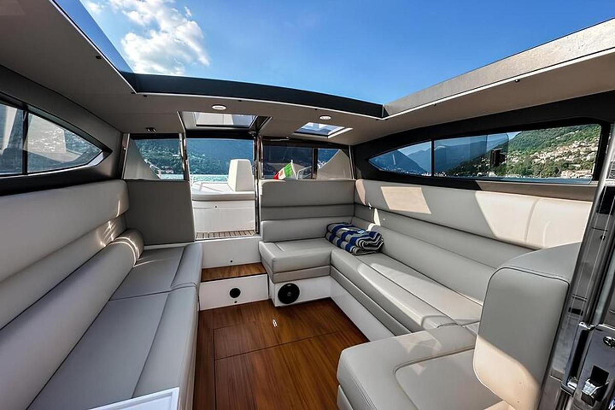 una vista de la cabina de un barco