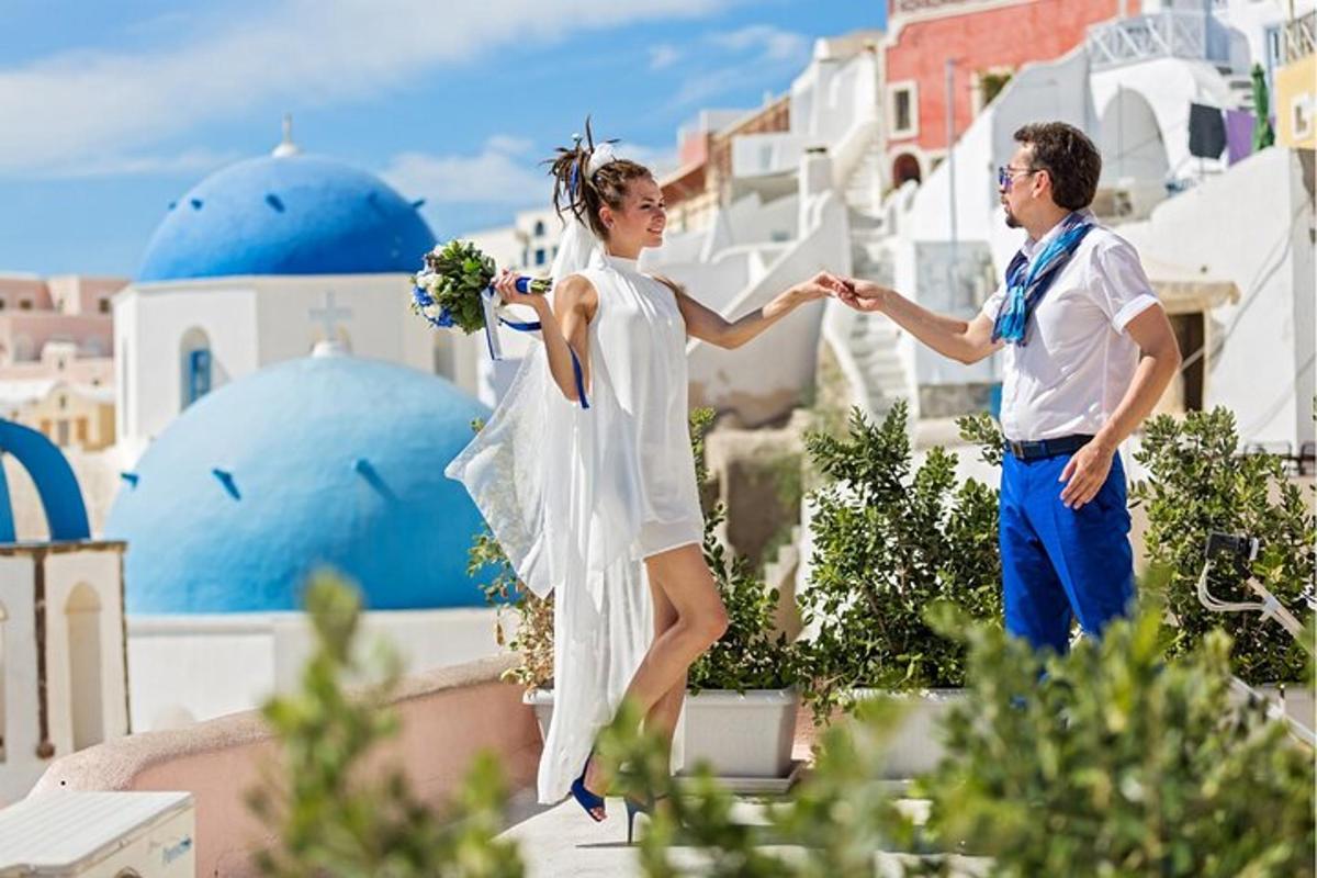 una núvia i un nuvi ballant en una illa de Santorini