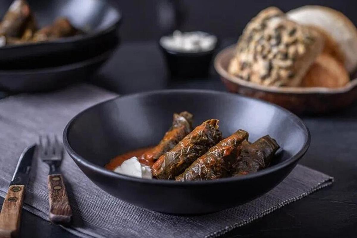 桌上的一碗黑色食物