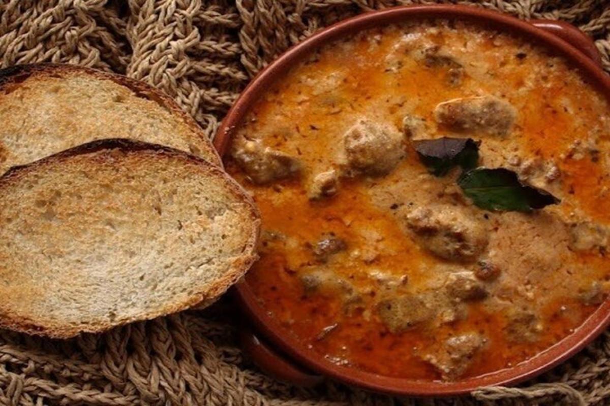 一碗肉丸汤和一片面包