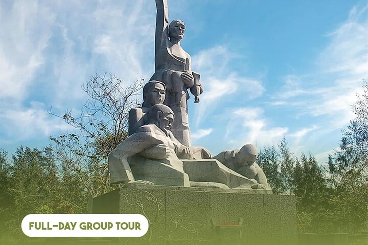 статуа два мушкарца који седе на врху