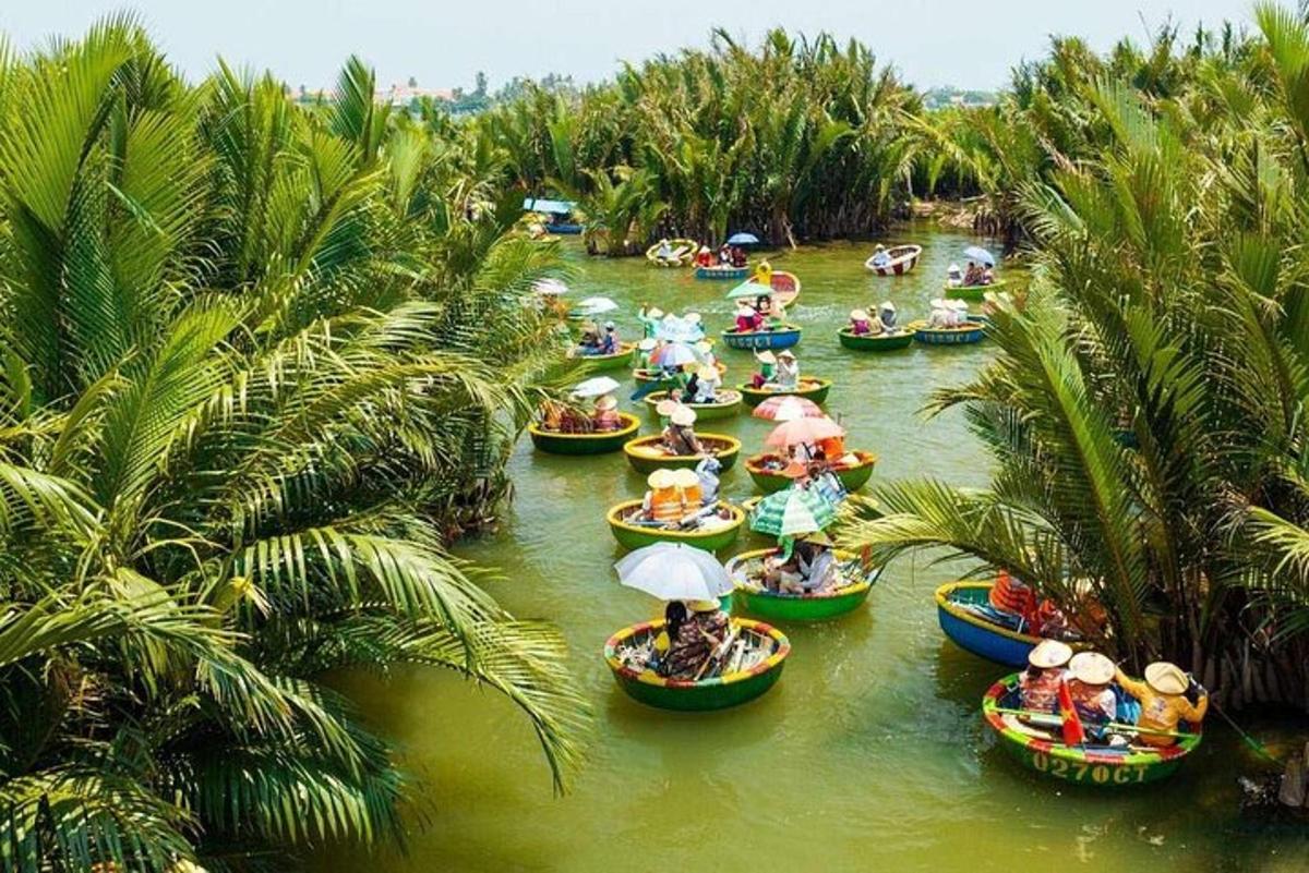 Un grupo de personas en barcos en un río con palmeras.