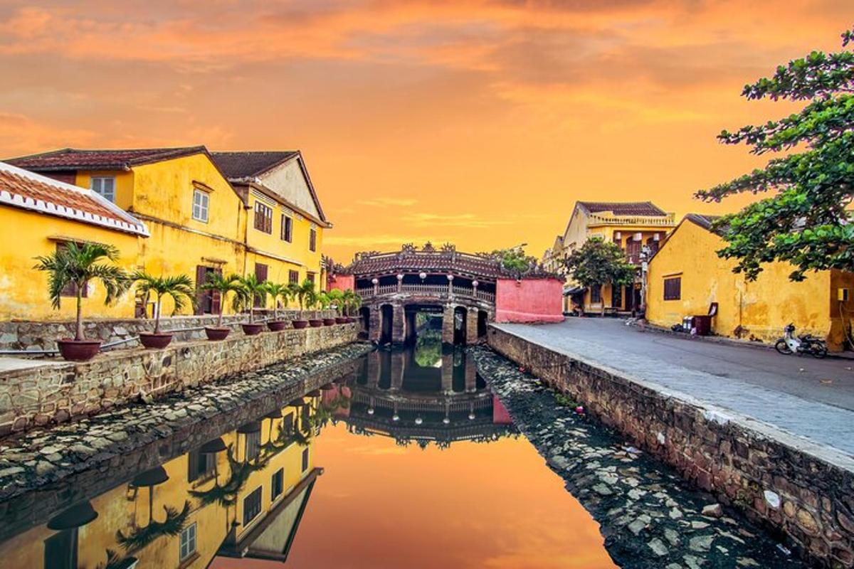 Una vista de un canal en una ciudad al atardecer.