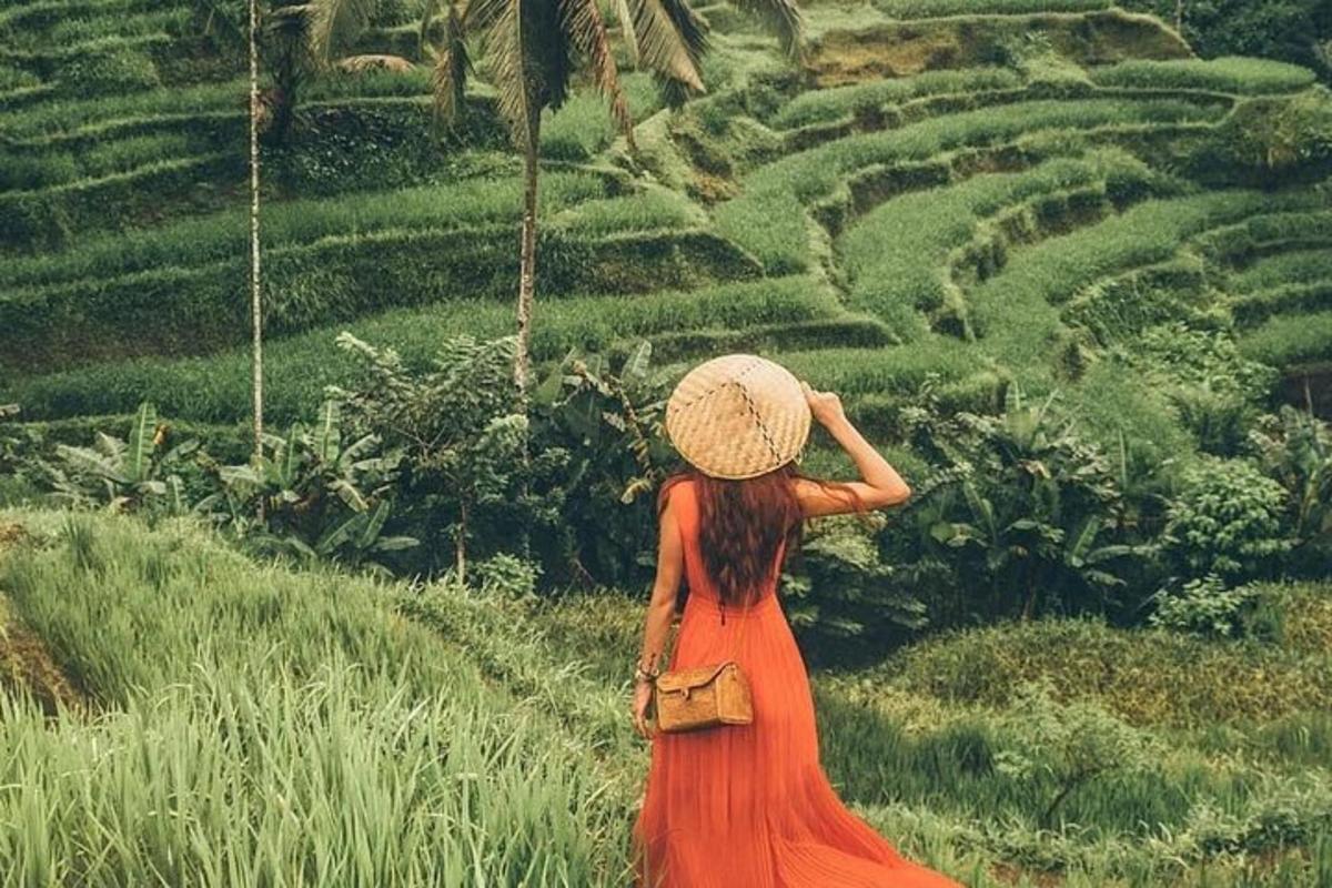 Una mujer con un sombrero de paja caminando por un campo