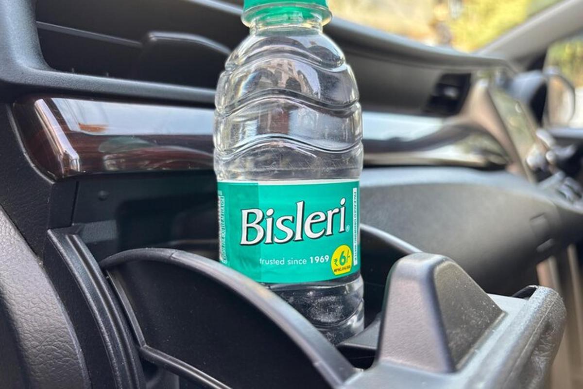una bottiglia d'acqua appoggiata sul sedile di un'auto
