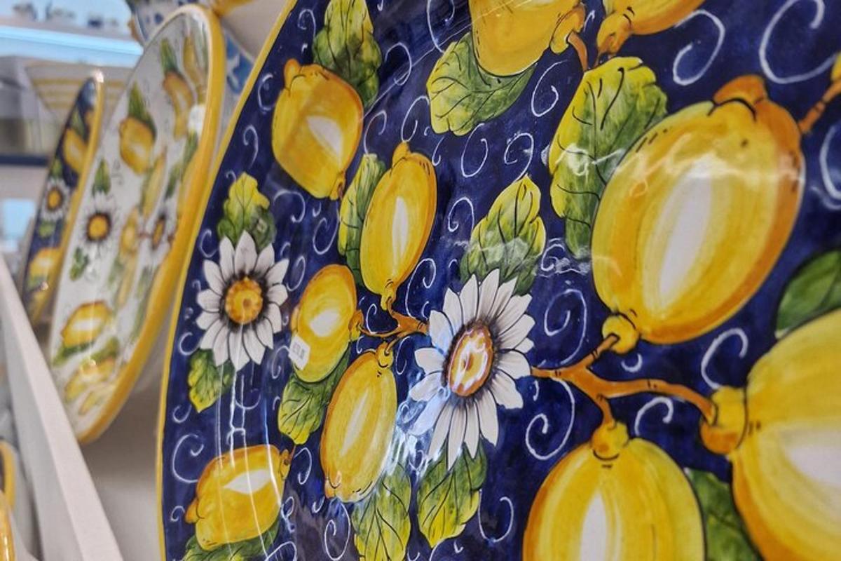 un piatto blu con frutta e fiori sopra