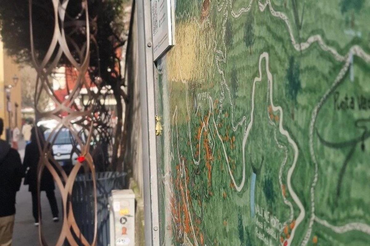 dinding dengan grafiti di sisi bangunan