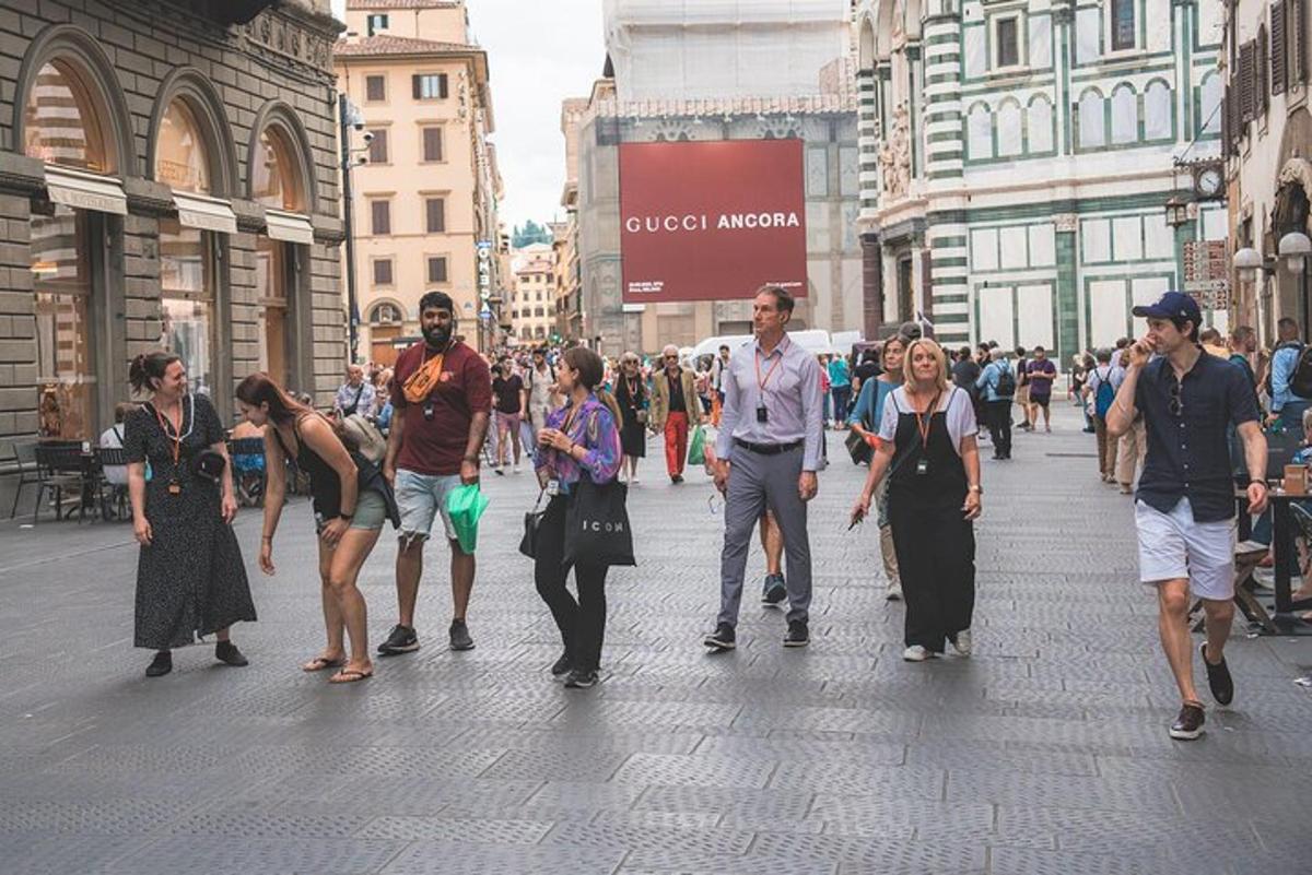 skupina ljudi, ki hodijo po mestni ulici