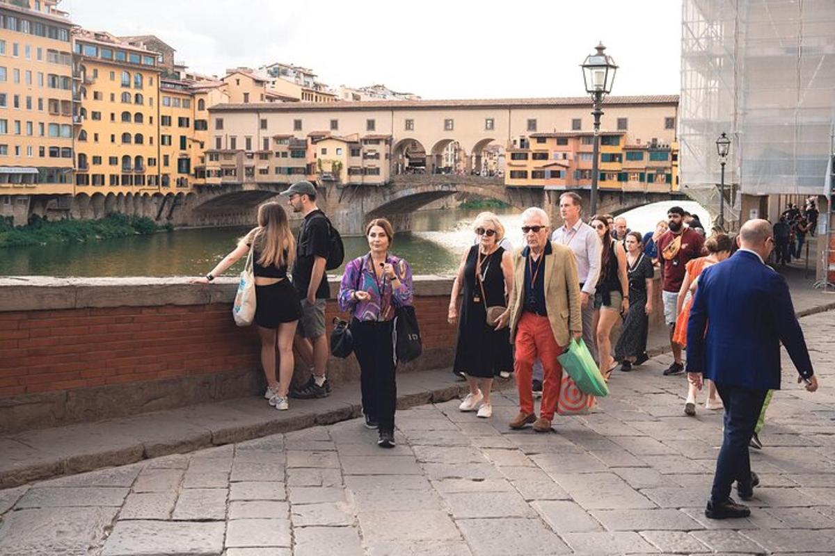 un grupo de personas caminando por un puente sobre un río