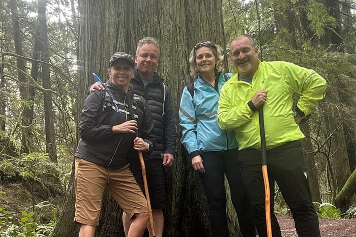 Un grupo de personas posando para una foto en el bosque.