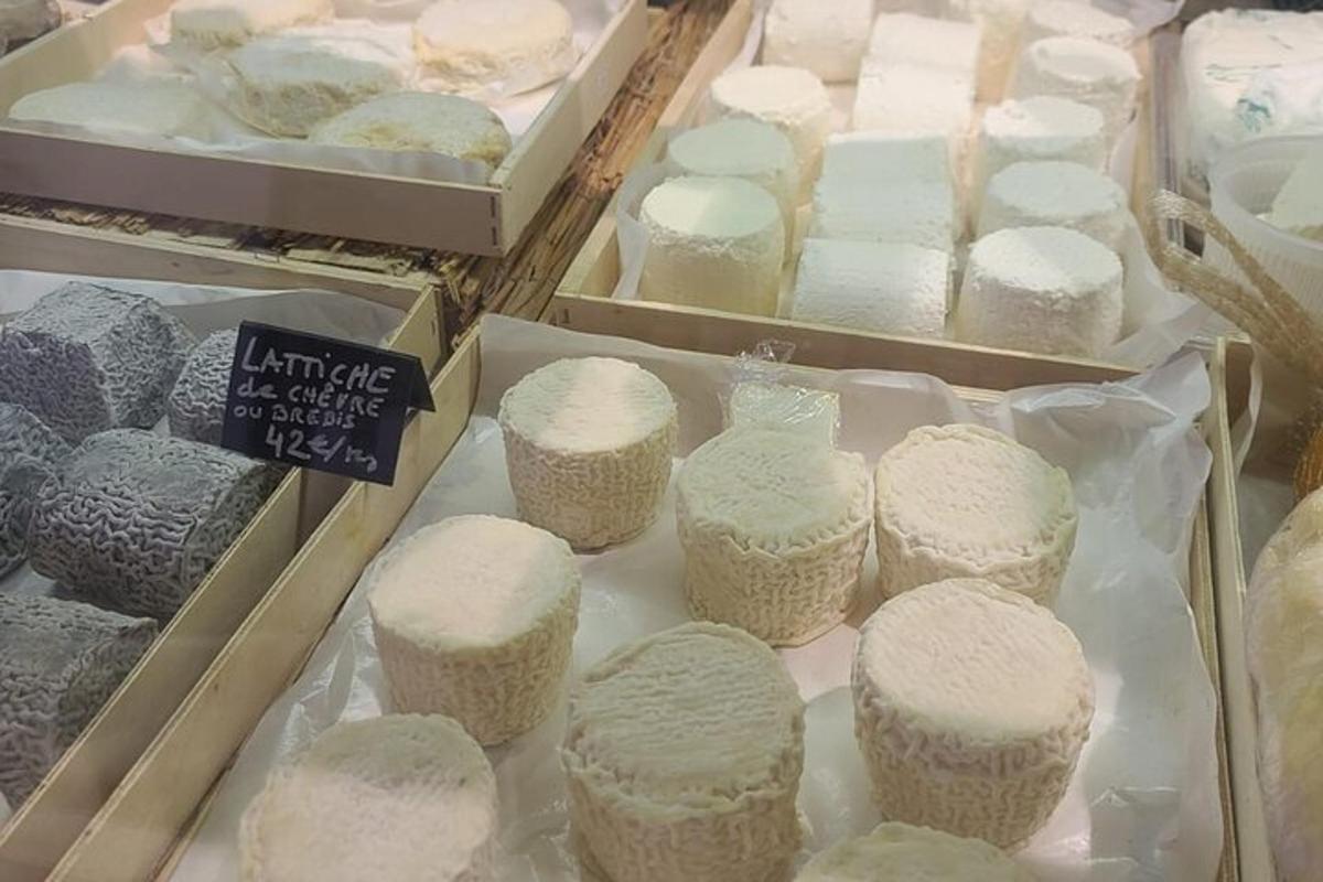 μια επίδειξη από λευκά γλασαρισμένα κέικ και άλλα επιδόρπια