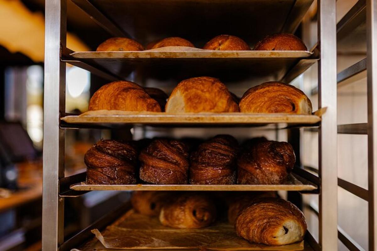 en masse brød på hylder i et bageri