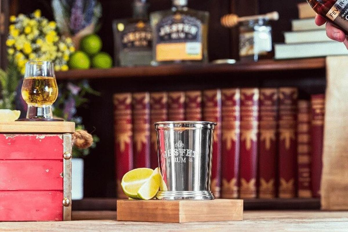 Glas af víni og sítrónu á borði með bókum
