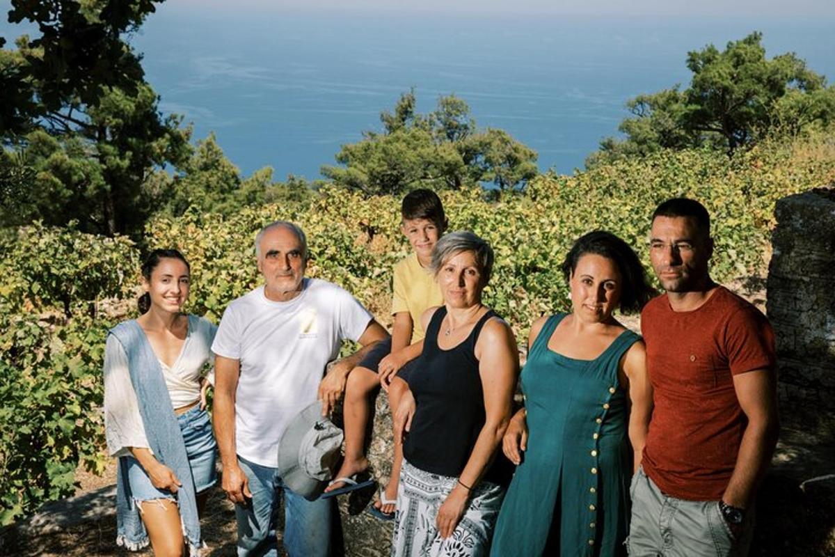 skupina lidí pózujících pro fotografii