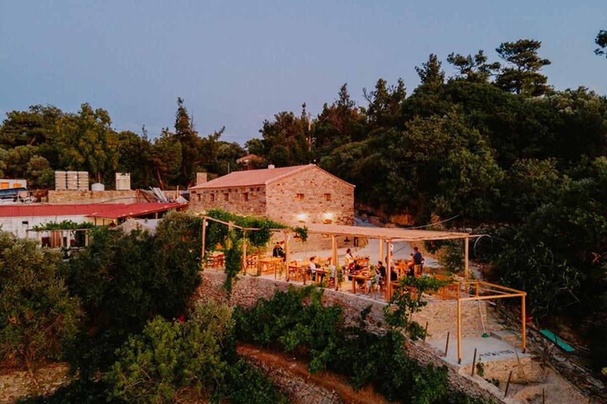 pohled shora na budovu s restaurací