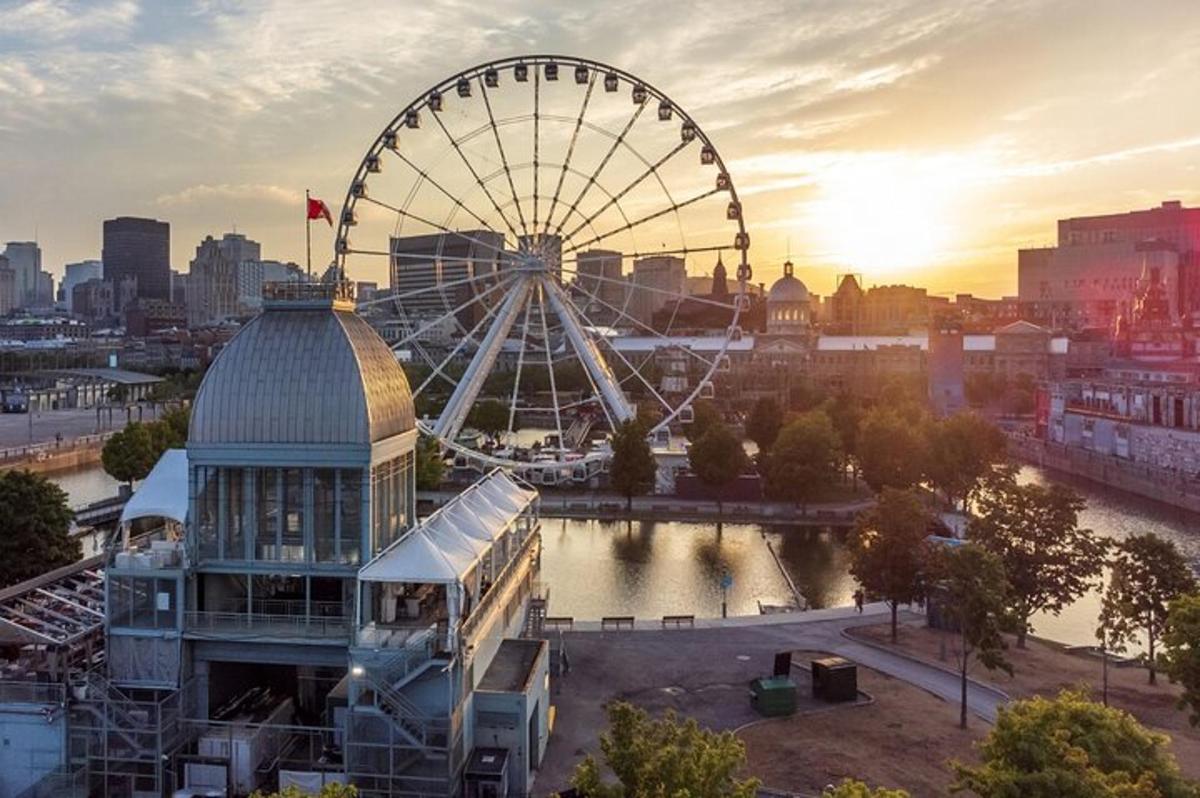 parísarhjól í borg við sólsetur