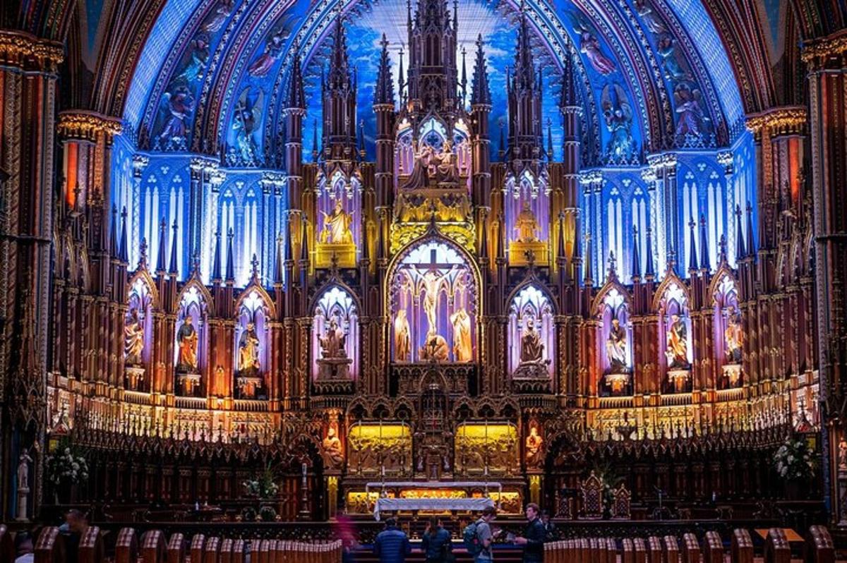 een grote kathedraal met een groot orgel erin
