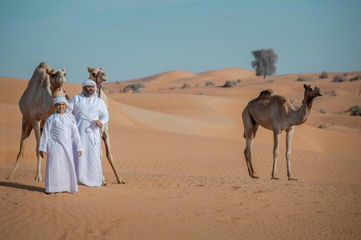 um grupo de pessoas no deserto com camelos