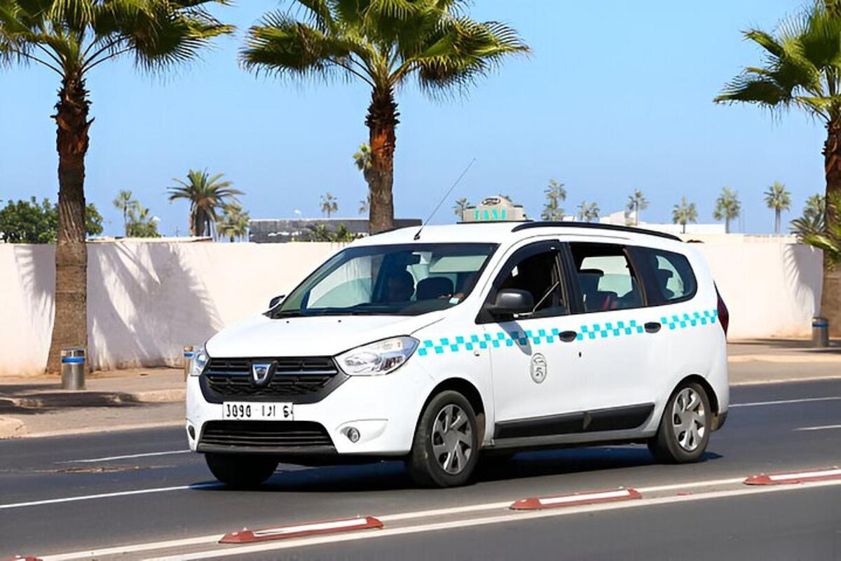 מכונית לבנה עם נקודות כחולות בכביש