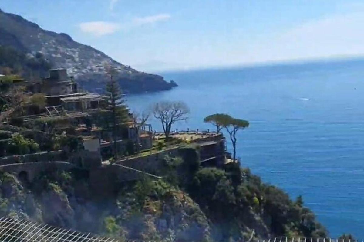 ένα σπίτι σε έναν λόφο δίπλα στον ωκεανό