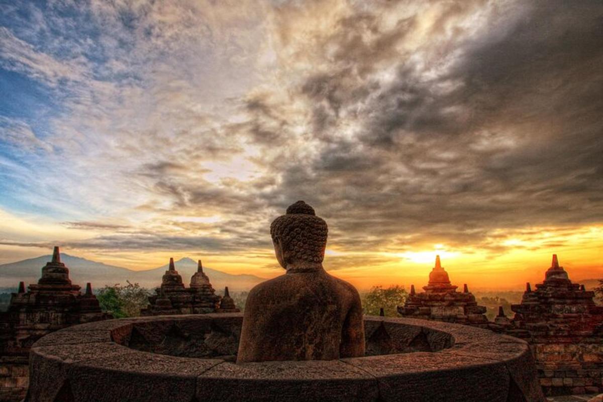 patung orang yang melihat matahari terbenam