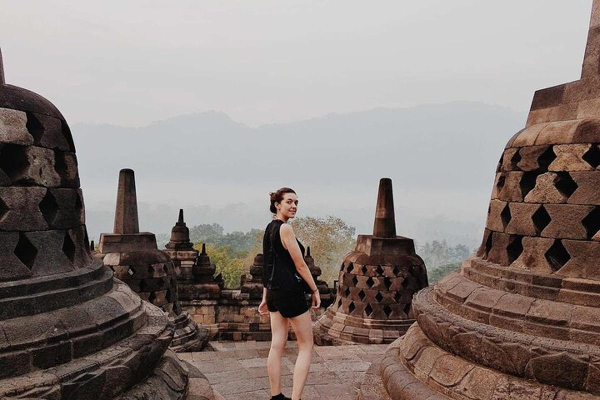 seorang wanita berdiri di atas sebuah kuil