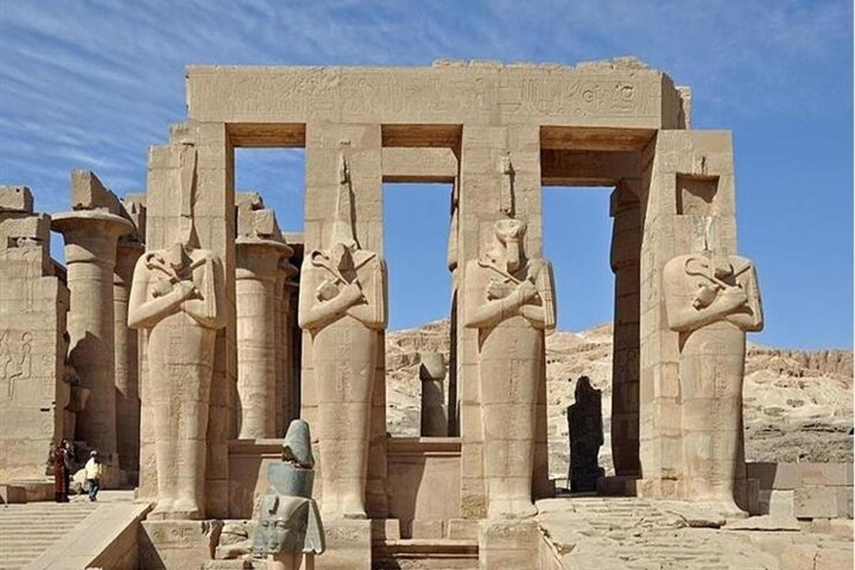 Ένα αρχαίο κτίριο με αγάλματα στην έρημο