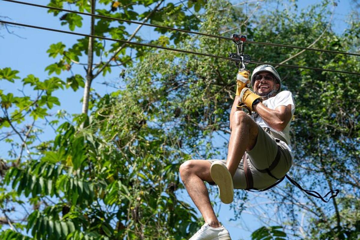 muž sedí na zip line