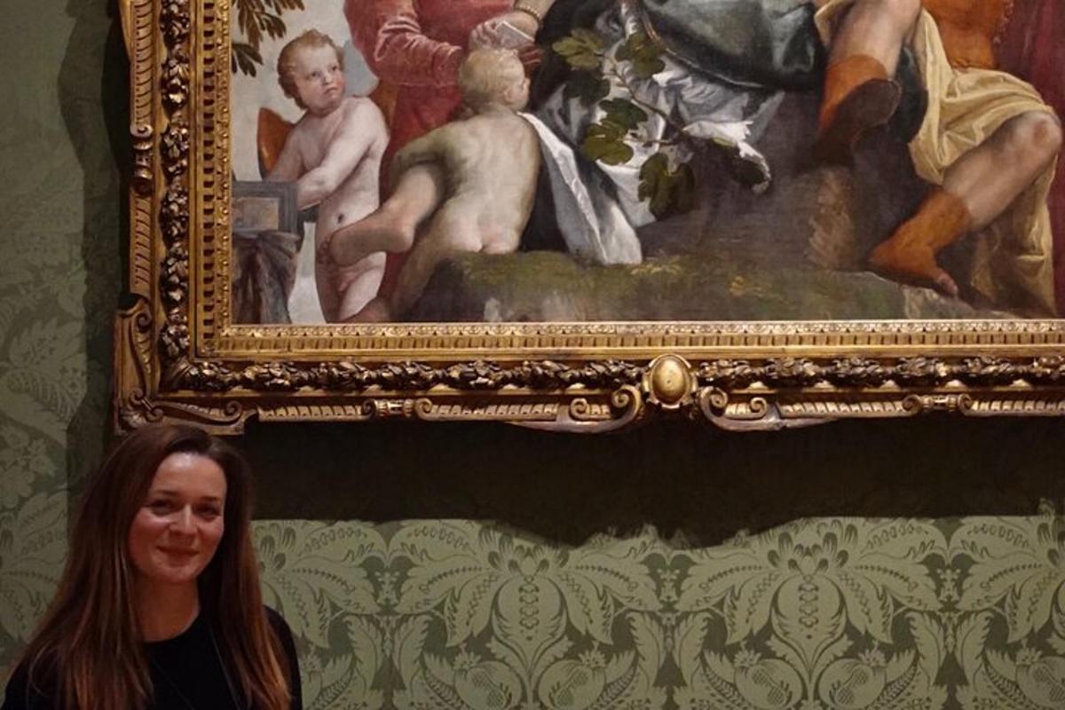 uma mulher em pé em frente a uma pintura
