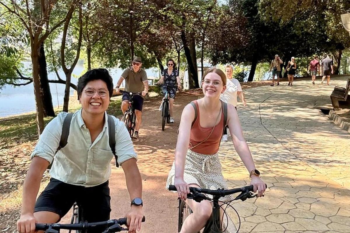 un uomo e una donna che vanno in bicicletta in un parco
