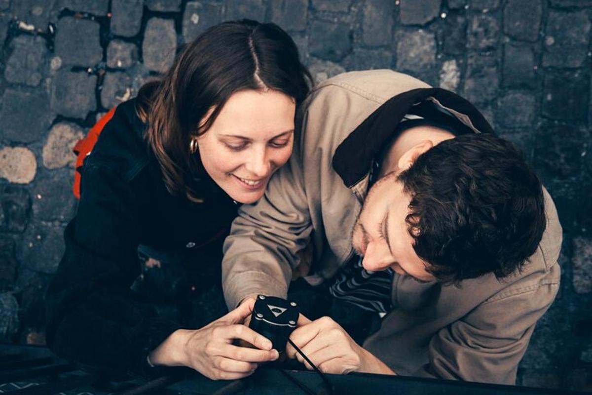 Un hombre y una mujer mirando un teléfono celular
