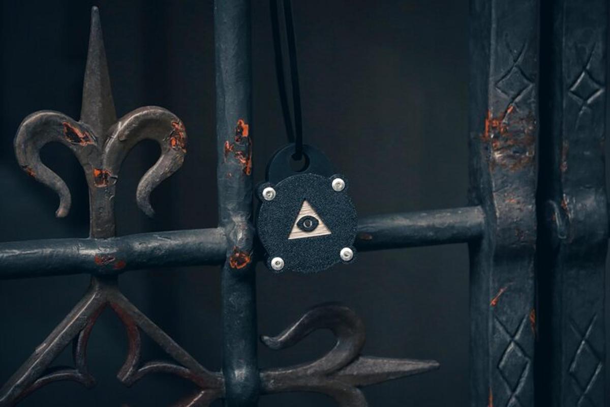 Una puerta de hierro abierta con un ojo en ella