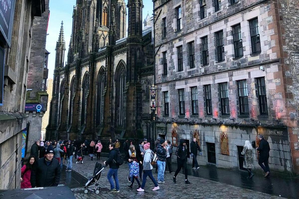 skupina lidí jdoucích před budovou