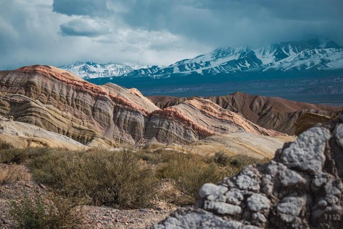 una vista di una catena montuosa con montagne innevate