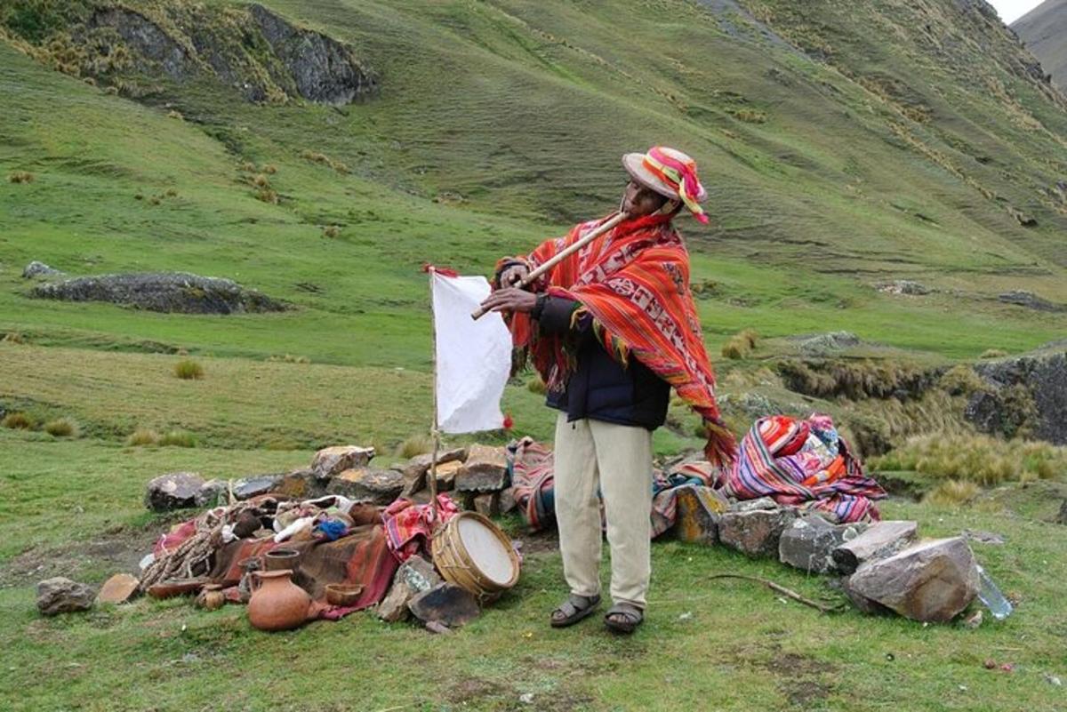 un uomo è in piedi accanto a una pila di borse