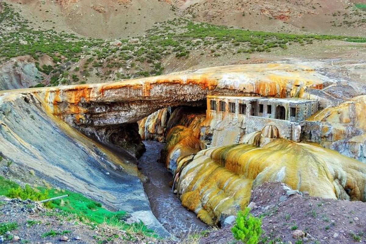 ένας πίνακας με μια σπηλιά σε ένα βουνό