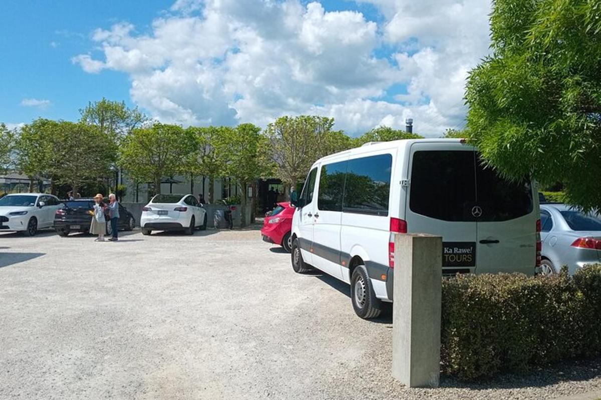 un furgone bianco parcheggiato in un parcheggio