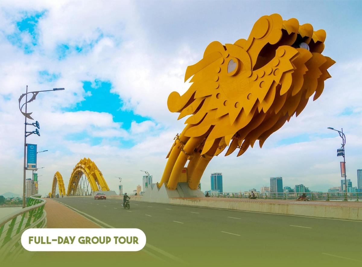 una grande scultura di un leone su un'autostrada