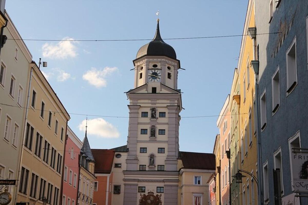 visoka zgrada sa satom na ulici