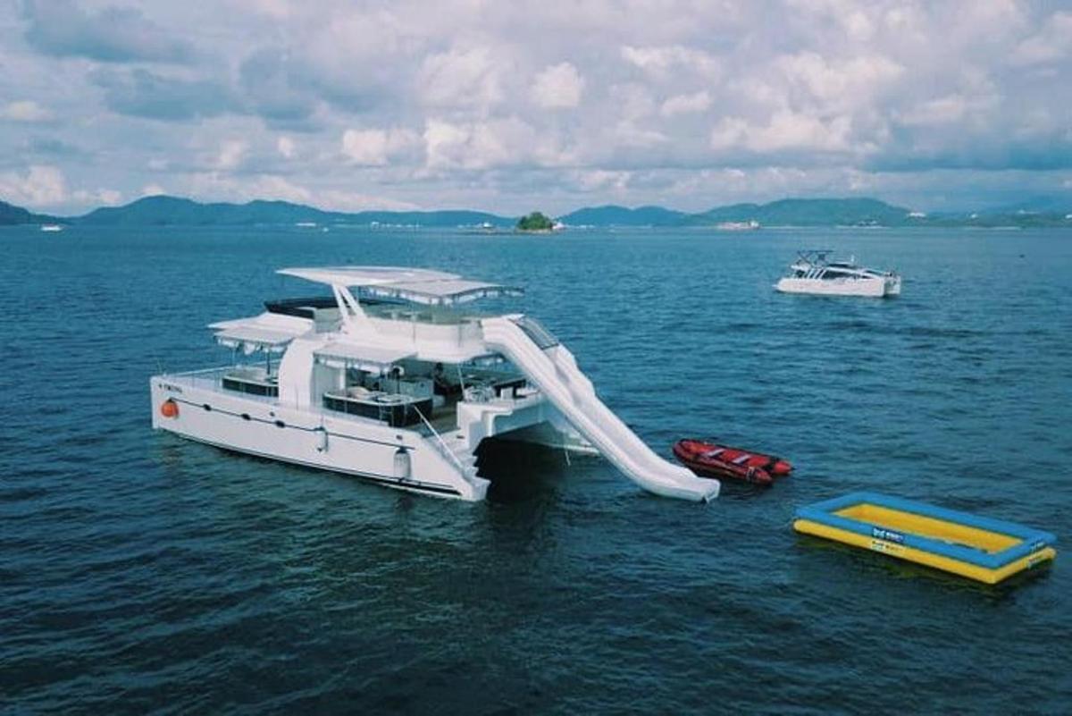 um barco com um escorregador no meio da água