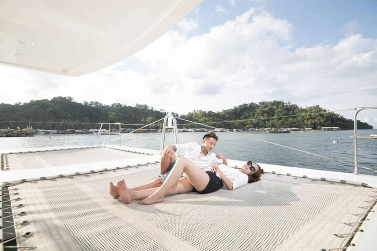 um homem e uma mulher deitados no convés de um barco