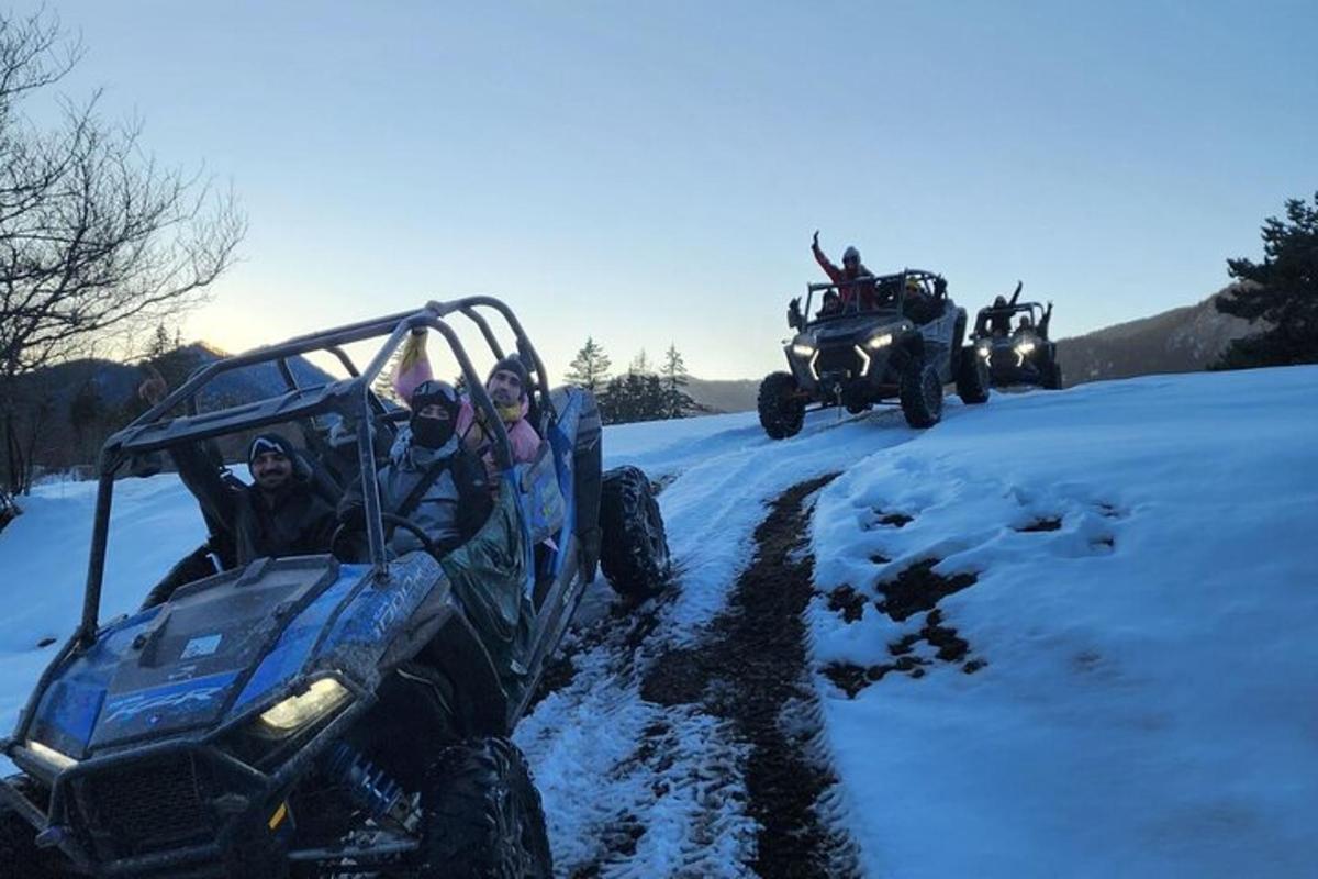 um grupo de pessoas andando em um quadriciclo na neve