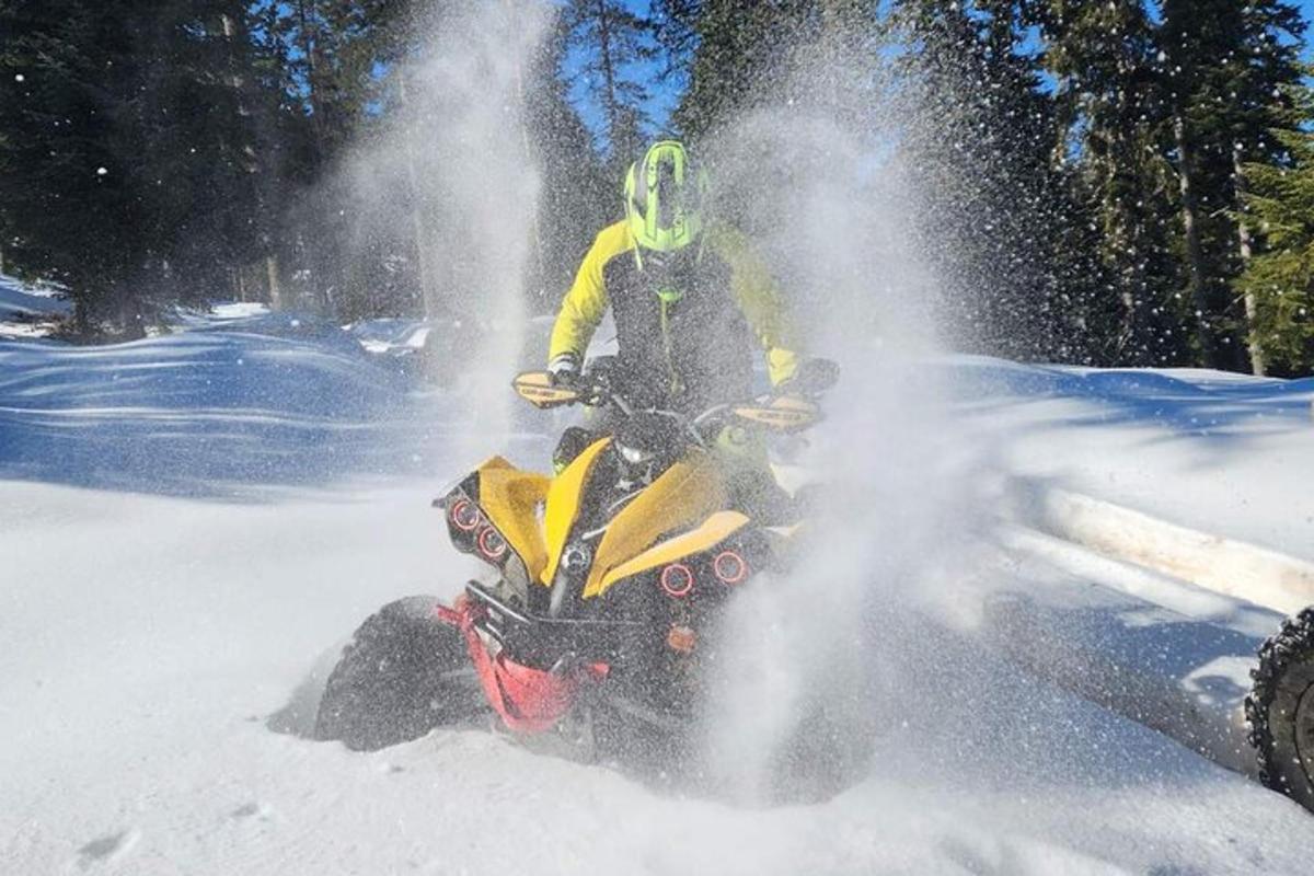 um homem andando de snowmobile na neve