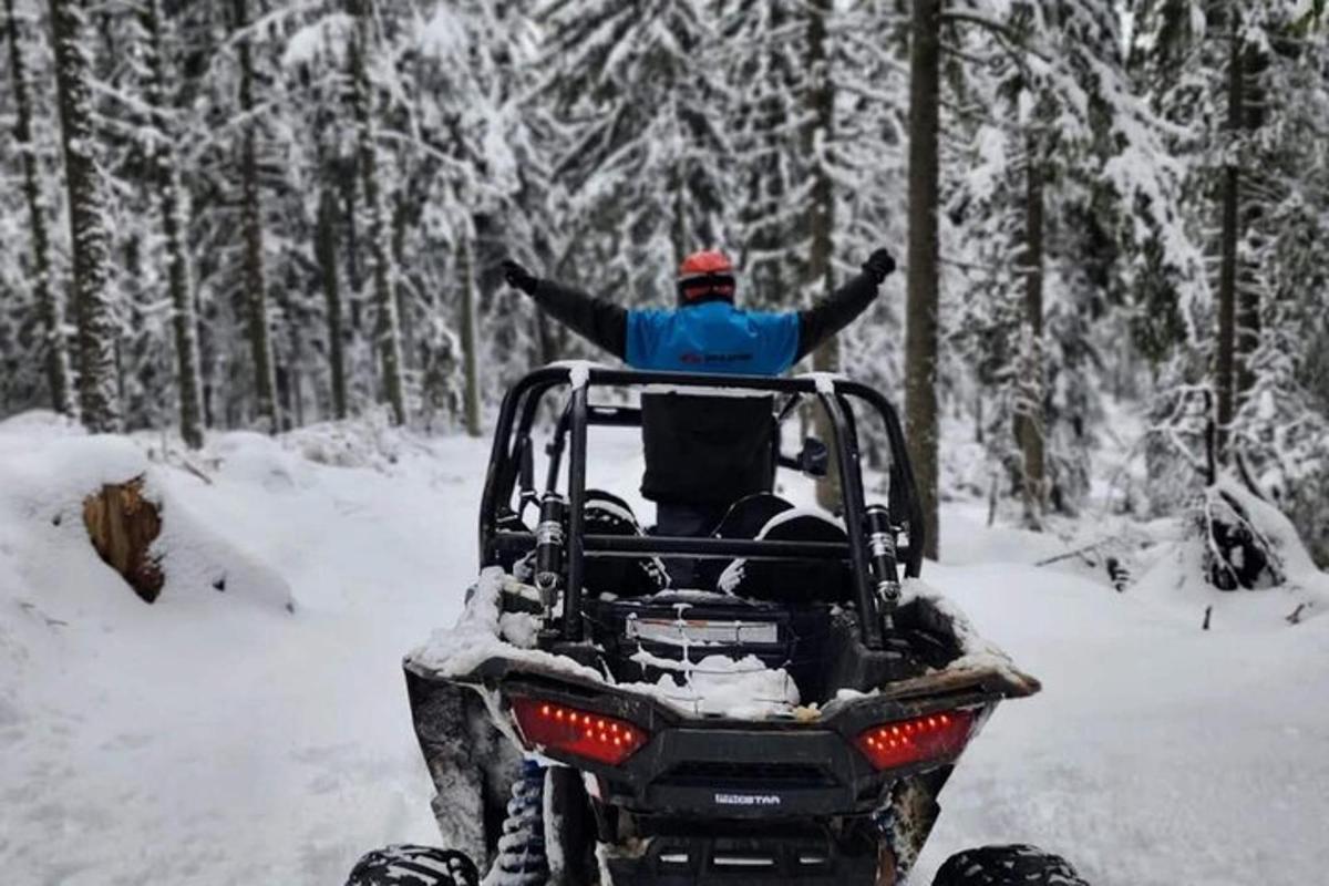 um homem andando de moto de neve na neve
